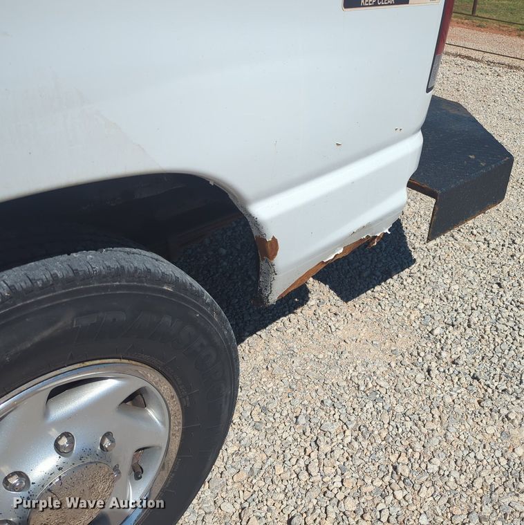 image for item MX9332 2006 Ford E350 Super Duty  van with bucket lift