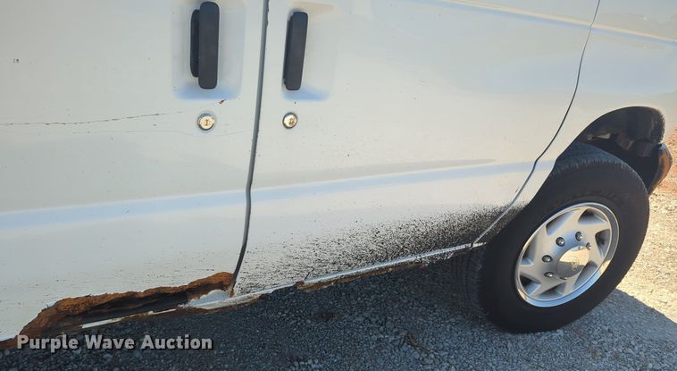 image for item MX9332 2006 Ford E350 Super Duty  van with bucket lift