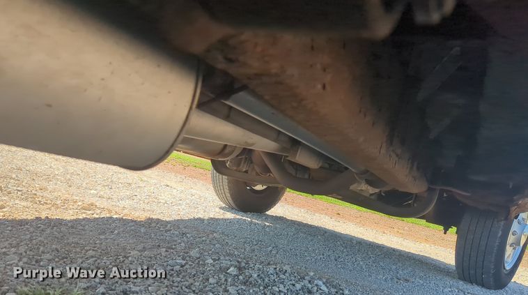 image for item MX9332 2006 Ford E350 Super Duty  van with bucket lift