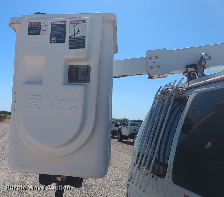 image for item MX9332 2006 Ford E350 Super Duty  van with bucket lift