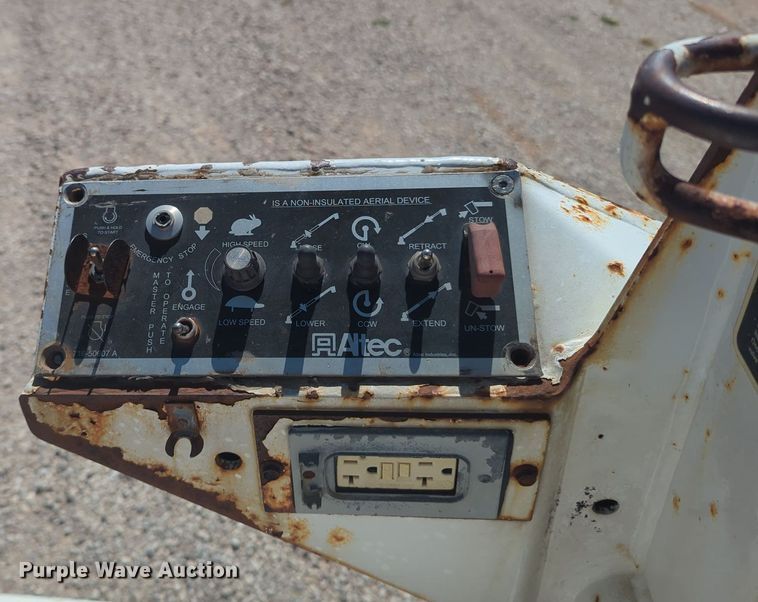 image for item MX9332 2006 Ford E350 Super Duty  van with bucket lift