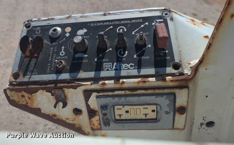 image for item MX9332 2006 Ford E350 Super Duty  van with bucket lift