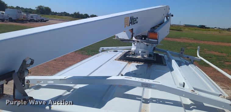 image for item MX9332 2006 Ford E350 Super Duty  van with bucket lift