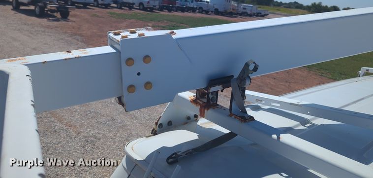 image for item MX9332 2006 Ford E350 Super Duty  van with bucket lift