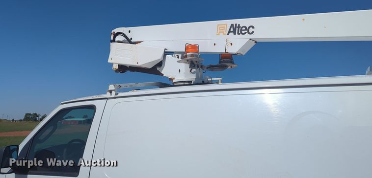 image for item MX9332 2006 Ford E350 Super Duty  van with bucket lift