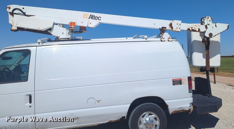 image for item MX9332 2006 Ford E350 Super Duty  van with bucket lift