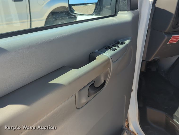 image for item MX9332 2006 Ford E350 Super Duty  van with bucket lift