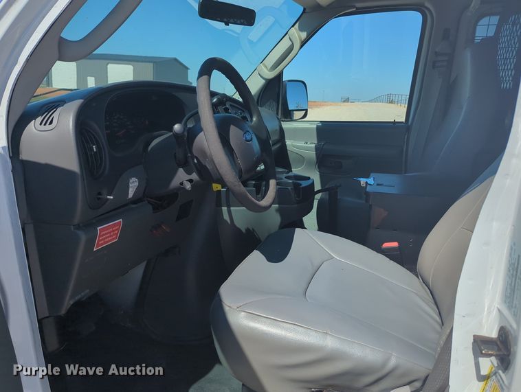 image for item MX9332 2006 Ford E350 Super Duty  van with bucket lift