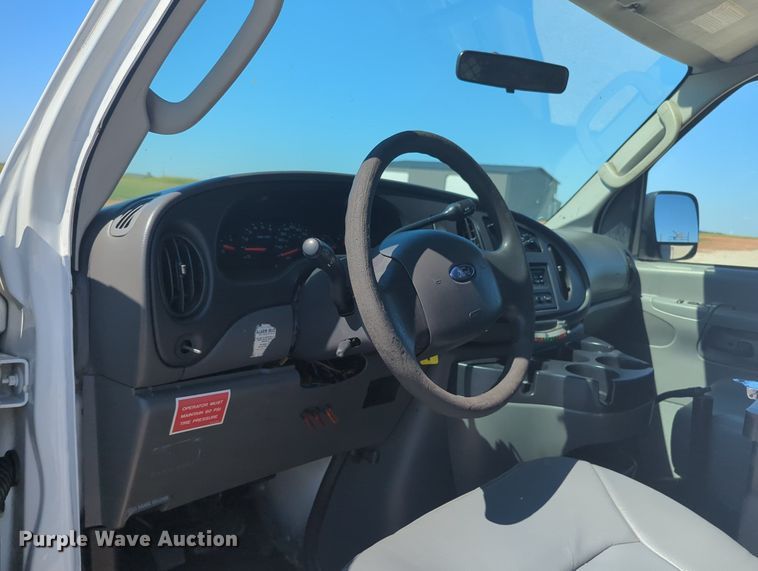 image for item MX9332 2006 Ford E350 Super Duty  van with bucket lift