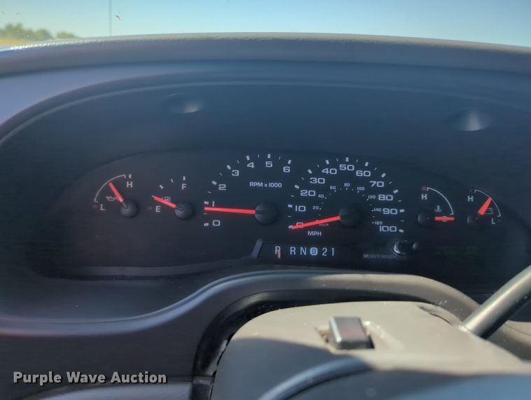 image for item MX9332 2006 Ford E350 Super Duty  van with bucket lift