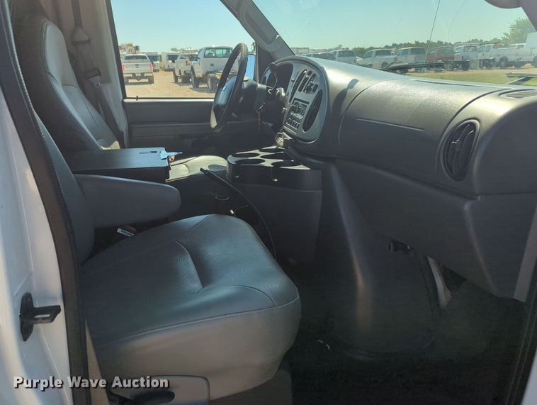 image for item MX9332 2006 Ford E350 Super Duty  van with bucket lift