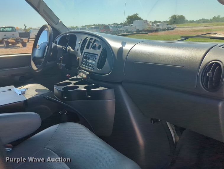 image for item MX9332 2006 Ford E350 Super Duty  van with bucket lift