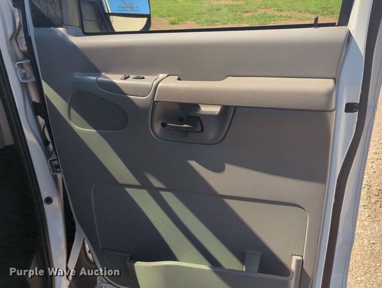 image for item MX9332 2006 Ford E350 Super Duty  van with bucket lift