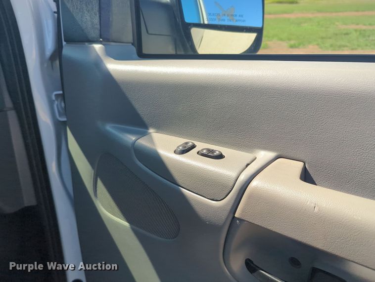 image for item MX9332 2006 Ford E350 Super Duty  van with bucket lift