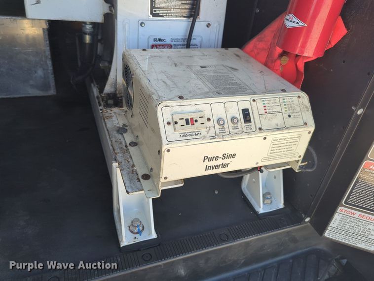 image for item MX9332 2006 Ford E350 Super Duty  van with bucket lift