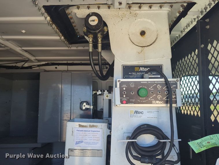 image for item MX9332 2006 Ford E350 Super Duty  van with bucket lift