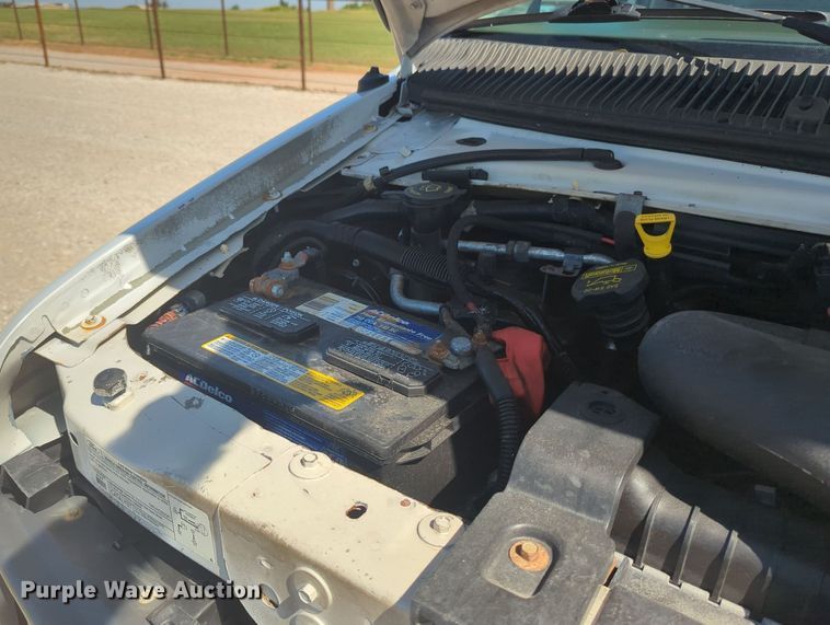 image for item MX9332 2006 Ford E350 Super Duty  van with bucket lift