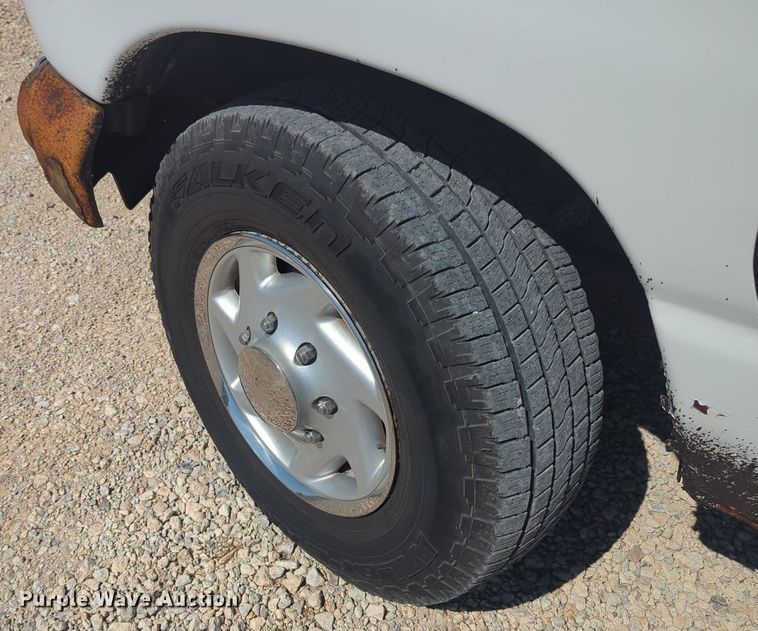 image for item MX9332 2006 Ford E350 Super Duty  van with bucket lift