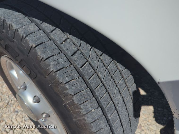 image for item MX9332 2006 Ford E350 Super Duty  van with bucket lift