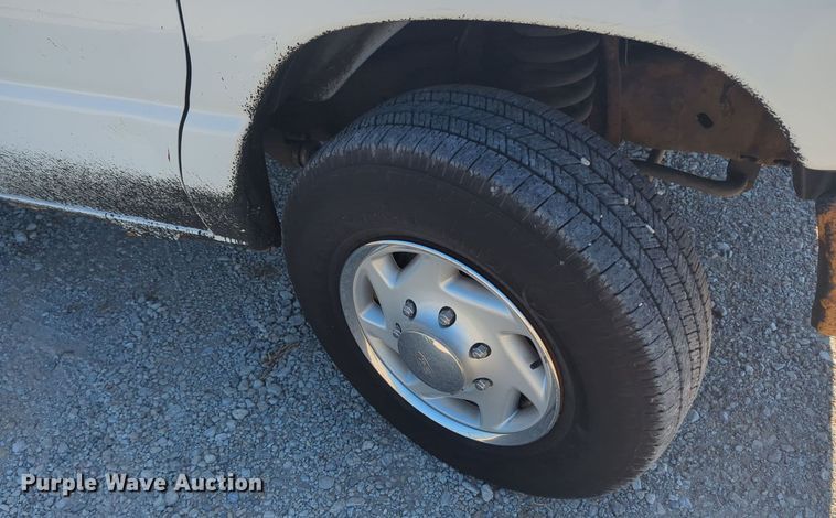 image for item MX9332 2006 Ford E350 Super Duty  van with bucket lift