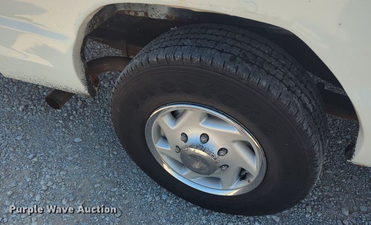 image for item MX9332 2006 Ford E350 Super Duty  van with bucket lift