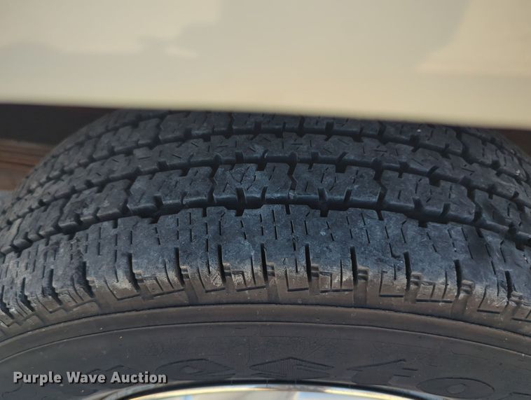 image for item MX9332 2006 Ford E350 Super Duty  van with bucket lift