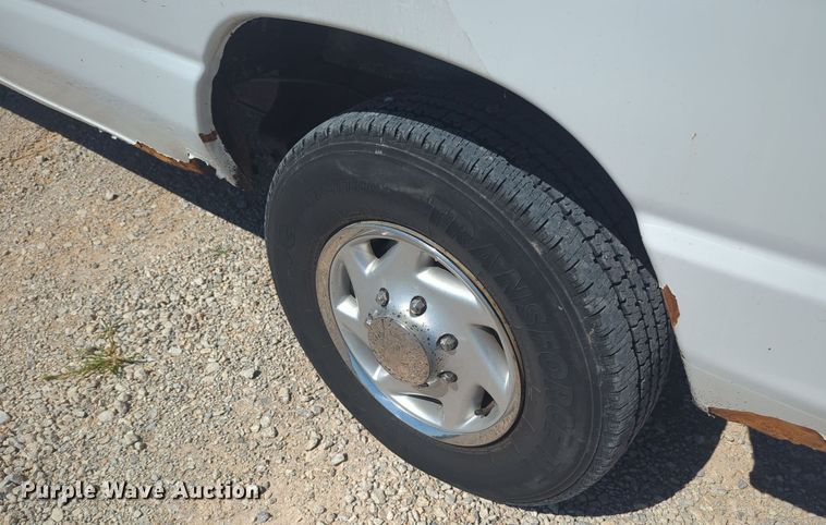 image for item MX9332 2006 Ford E350 Super Duty  van with bucket lift