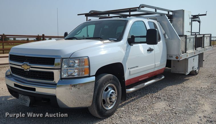 image for item MX9371 2007 Chevrolet Silverado 3500HD  Ext. Cab flatbed pickup truck