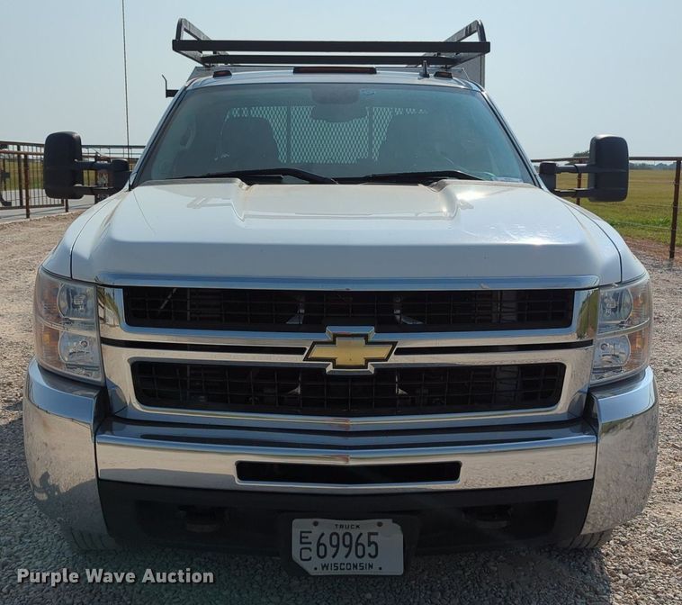 image for item MX9371 2007 Chevrolet Silverado 3500HD  Ext. Cab flatbed pickup truck