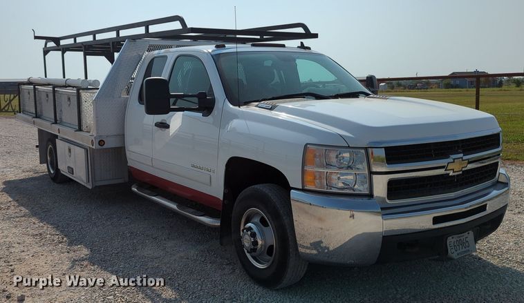 image for item MX9371 2007 Chevrolet Silverado 3500HD  Ext. Cab flatbed pickup truck