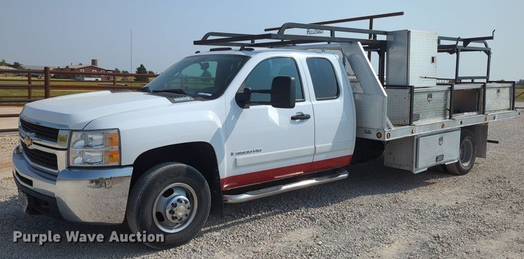 image for item MX9371 2007 Chevrolet Silverado 3500HD  Ext. Cab flatbed pickup truck