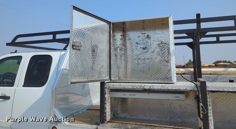 image for item MX9371 2007 Chevrolet Silverado 3500HD  Ext. Cab flatbed pickup truck