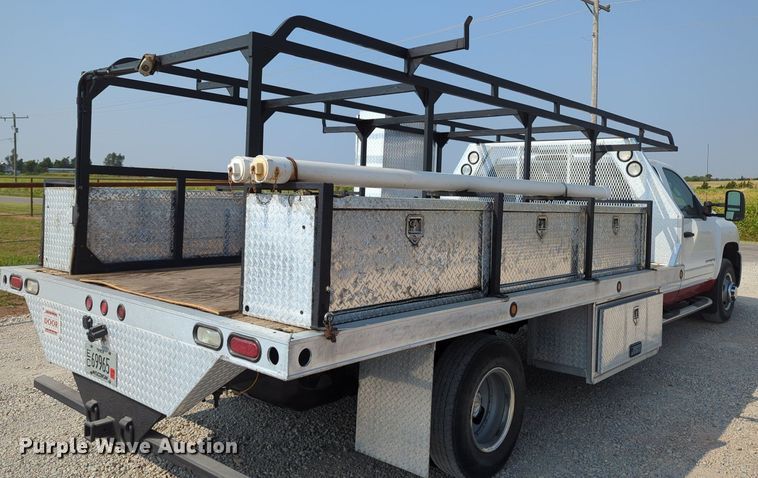 image for item MX9371 2007 Chevrolet Silverado 3500HD  Ext. Cab flatbed pickup truck