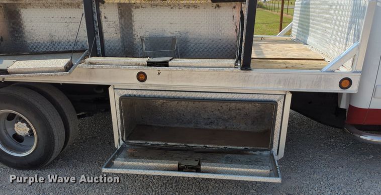 image for item MX9371 2007 Chevrolet Silverado 3500HD  Ext. Cab flatbed pickup truck