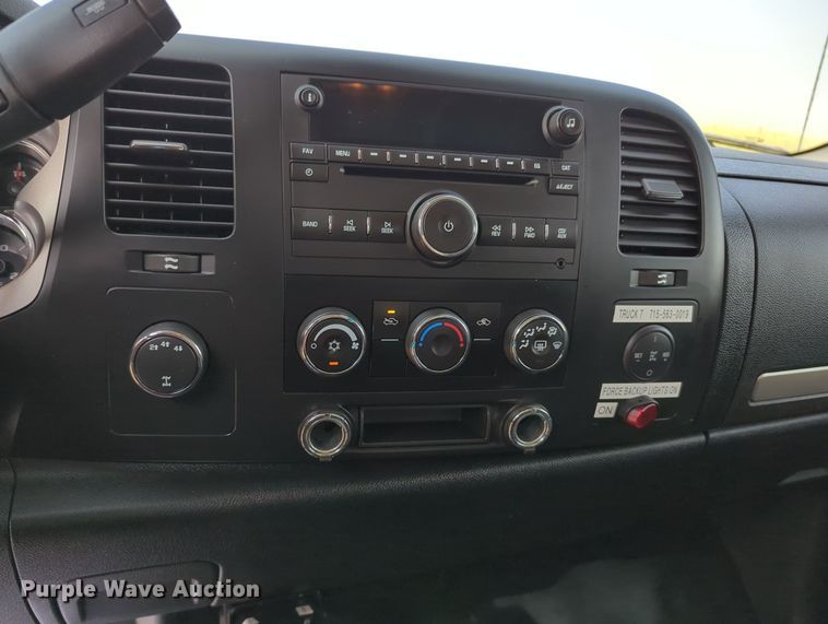 image for item MX9371 2007 Chevrolet Silverado 3500HD  Ext. Cab flatbed pickup truck