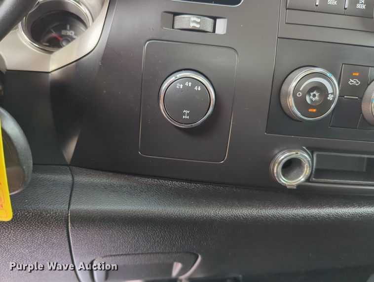 image for item MX9371 2007 Chevrolet Silverado 3500HD  Ext. Cab flatbed pickup truck