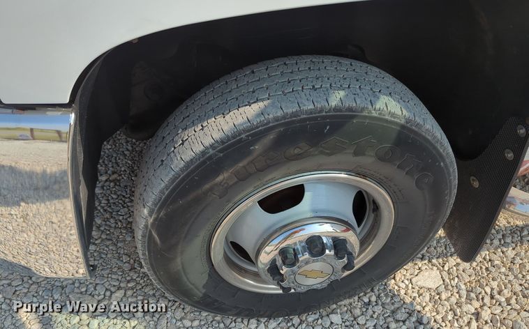 image for item MX9371 2007 Chevrolet Silverado 3500HD  Ext. Cab flatbed pickup truck