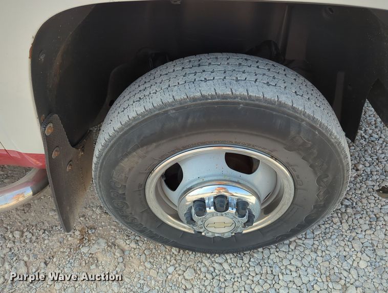 image for item MX9371 2007 Chevrolet Silverado 3500HD  Ext. Cab flatbed pickup truck