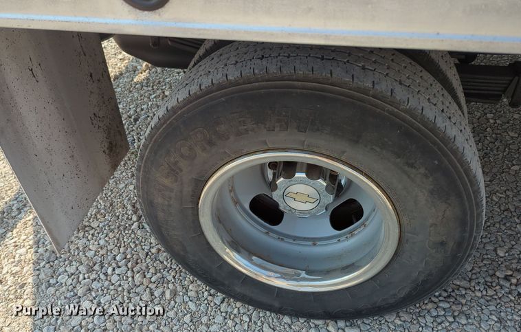 image for item MX9371 2007 Chevrolet Silverado 3500HD  Ext. Cab flatbed pickup truck