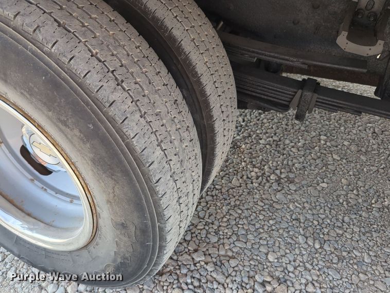 image for item MX9371 2007 Chevrolet Silverado 3500HD  Ext. Cab flatbed pickup truck