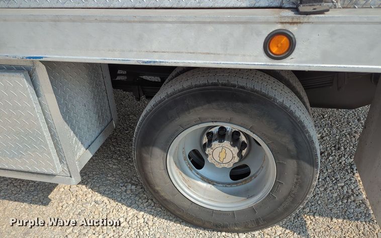 image for item MX9371 2007 Chevrolet Silverado 3500HD  Ext. Cab flatbed pickup truck