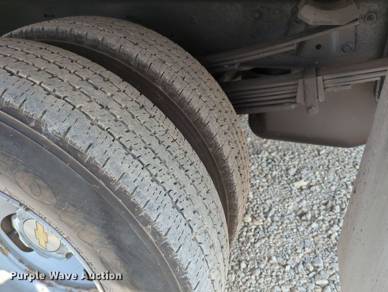 image for item MX9371 2007 Chevrolet Silverado 3500HD  Ext. Cab flatbed pickup truck