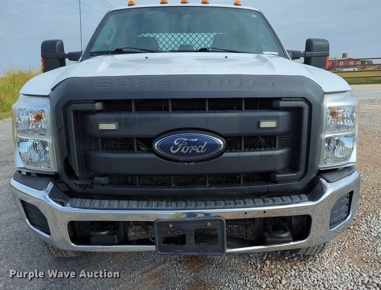 image for item MX9372 2016 Ford F350 Super Duty  Crew Cab flatbed pickup truck