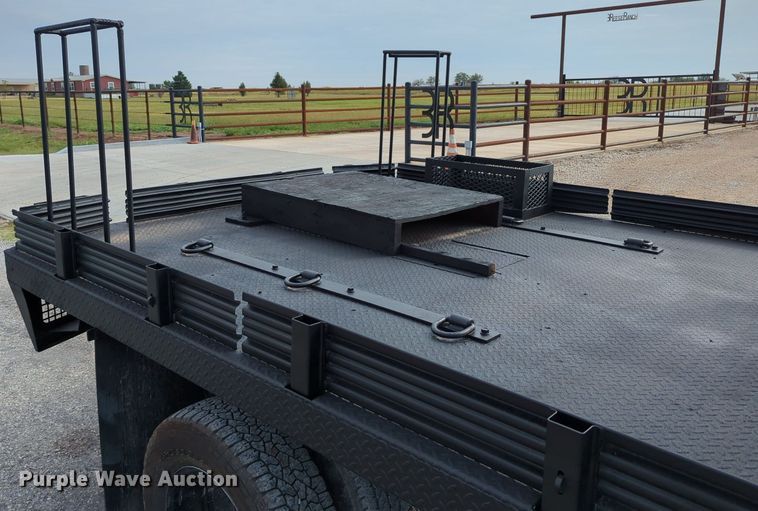 image for item MX9372 2016 Ford F350 Super Duty  Crew Cab flatbed pickup truck