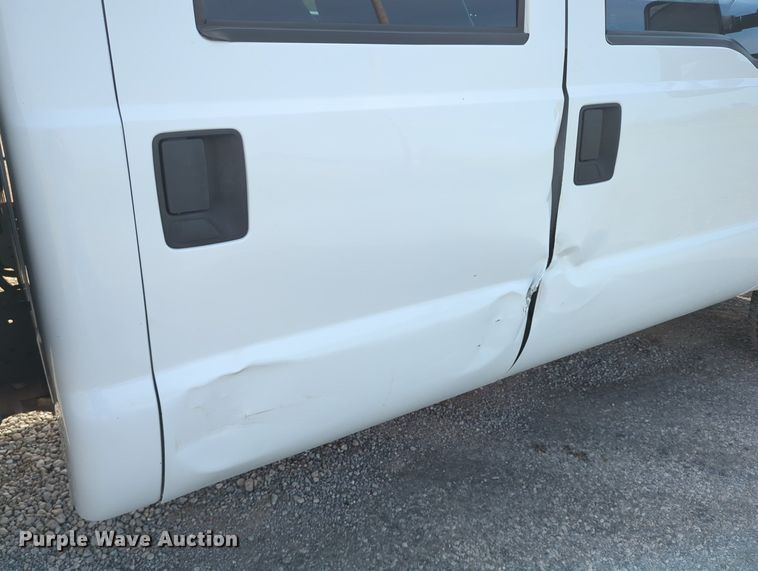 image for item MX9372 2016 Ford F350 Super Duty  Crew Cab flatbed pickup truck