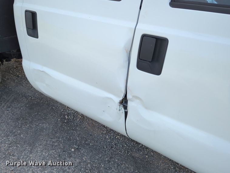 image for item MX9372 2016 Ford F350 Super Duty  Crew Cab flatbed pickup truck