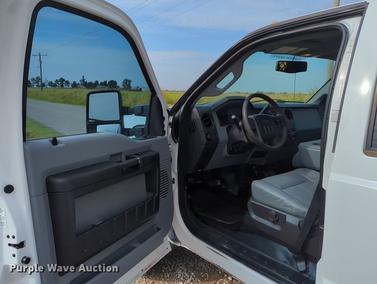 image for item MX9372 2016 Ford F350 Super Duty  Crew Cab flatbed pickup truck