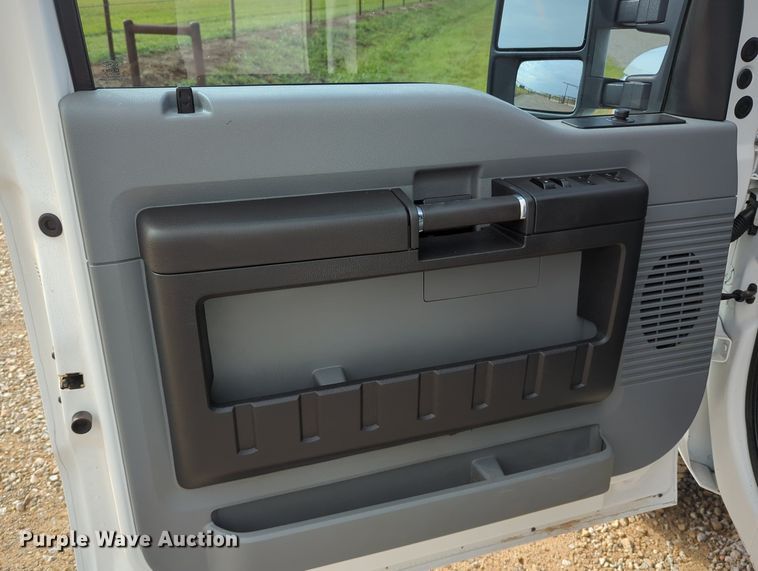 image for item MX9372 2016 Ford F350 Super Duty  Crew Cab flatbed pickup truck