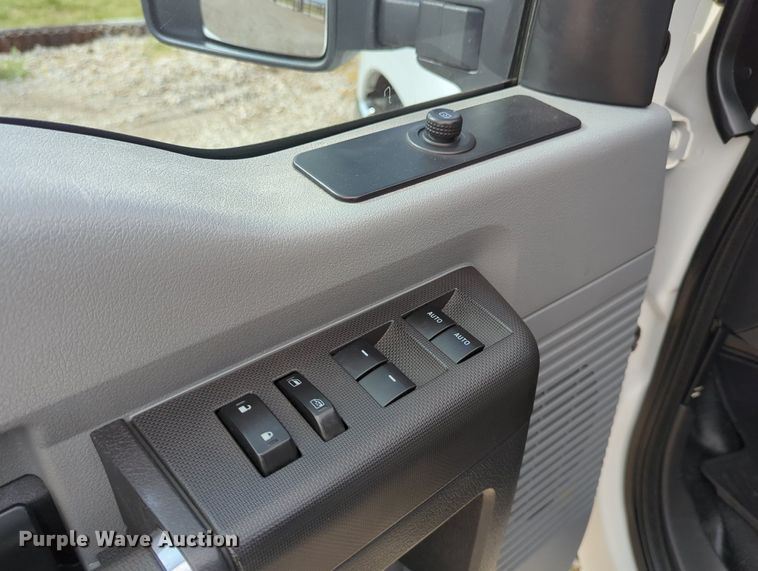 image for item MX9372 2016 Ford F350 Super Duty  Crew Cab flatbed pickup truck