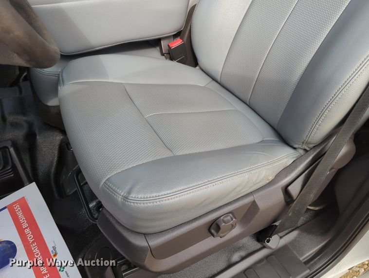 image for item MX9372 2016 Ford F350 Super Duty  Crew Cab flatbed pickup truck